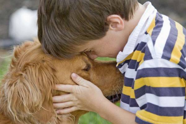 Le bébé qui imite son animal de compagnie