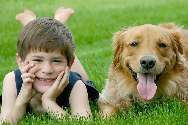 Le bébé qui imite son animal de compagnie