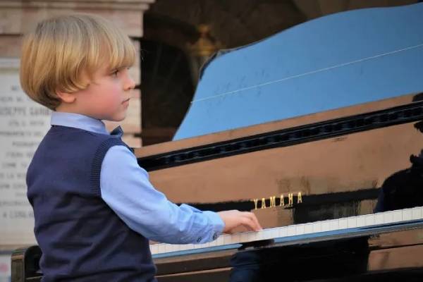 Le prodigieux pianiste de 5 ans qui laisse tout le monde bouche bée