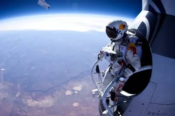 Le record du monde de saut en parachute depuis la stratosphère